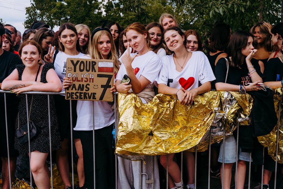 Tłumy fanek Louisa Tomlinsona przed wejściem na Łódź Summer Festival 2025