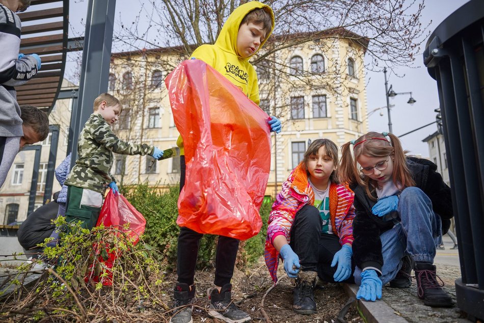 Uczniowie Szkoły Podstawowej nr 70 sprzątają Łódź