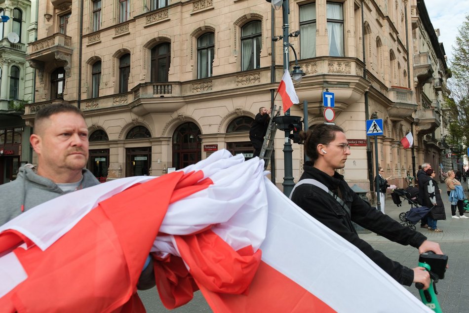 Łódź. Piotrkowska w biało-czerwonych barwach. Łódź gotowa na majówkę!