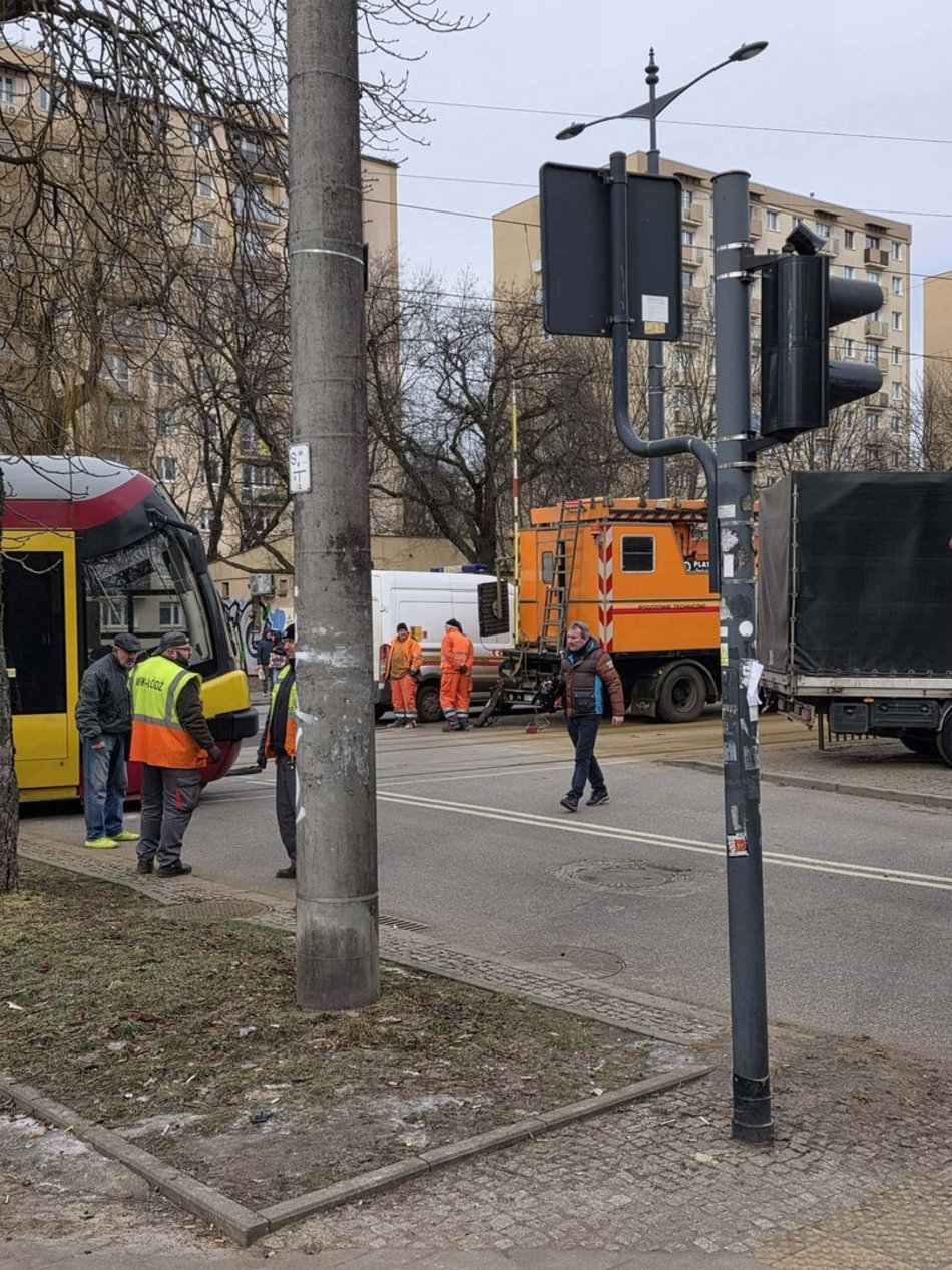 Łódź. Zderzenie tramwaju MPK Łódź z samochodem