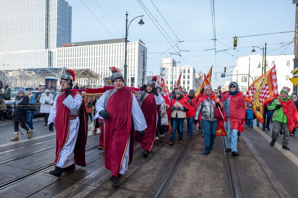 Łódź. Orszak Trzech Króli przeszedł ulicami Łodzi. Radosny pochód przyciągnął tłumy