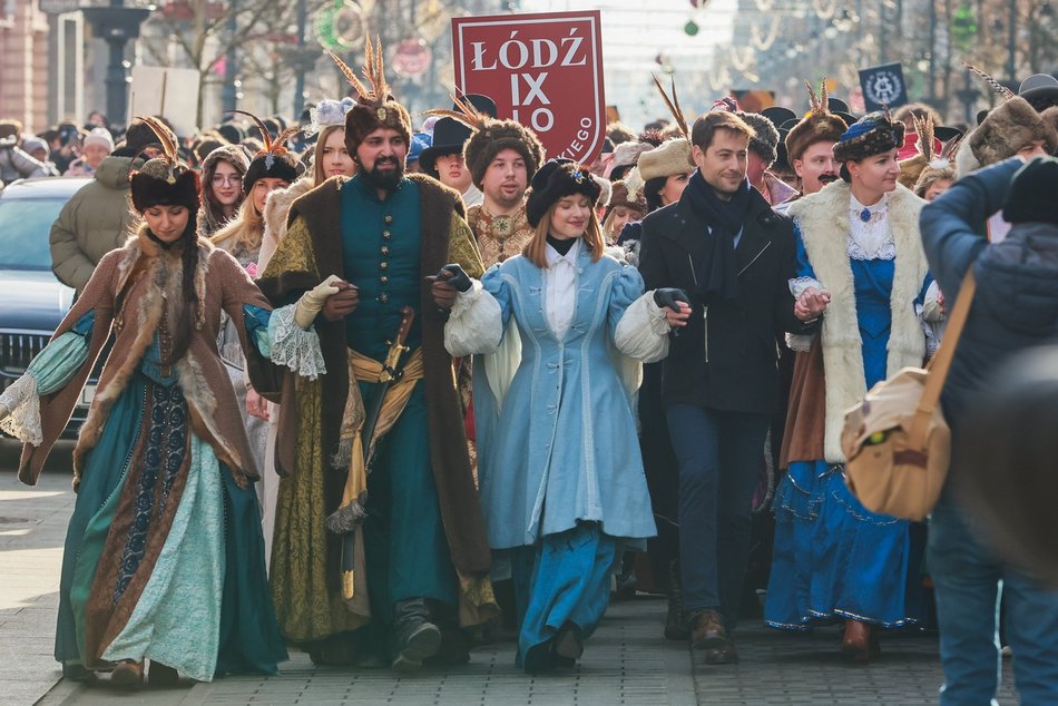 Łódź. Polonez dla Łodzi. Tłumy maturzystów zatańczyły na Piotrkowskiej. Razem z nimi łodzianie!