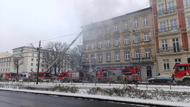 Pożar kamienicy przy Kościuszki 22 w Łodzi. Trwa akcja straży pożarnej [WIDEO I ZDJĘCIA]
