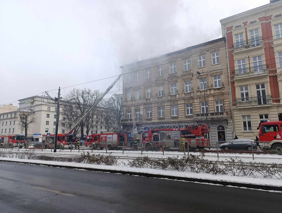 Łódź. Pożar kamienicy przy Kościuszki 22 w Łodzi. Trwa akcja straży pożarnej