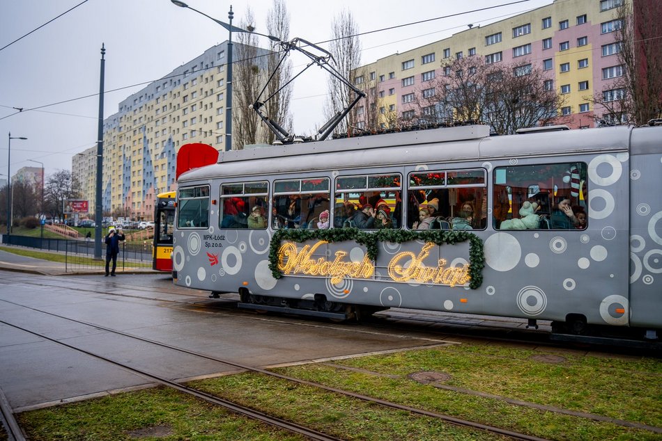 Łódź. Mikołajkowy tramwaj MPK Łódź już pędzi po mieście! Zobacz, jak się prezentuje