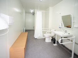 Mobilna łaźnia dla osób w kryzysie bezdomności przy al. Piłsudskiego 119