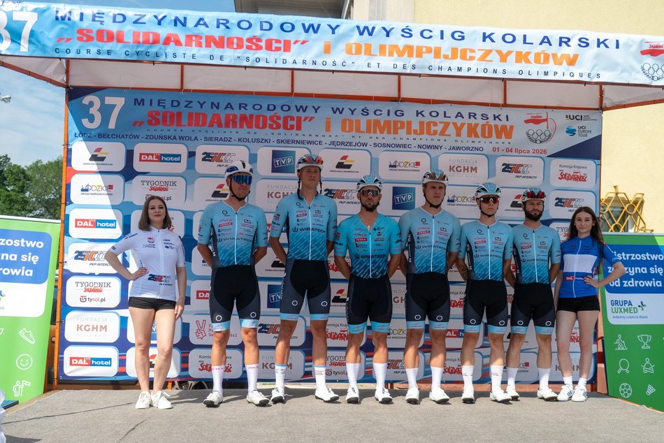 Wyścig Solidarności 2026 wystartował. Aż 119 kolarzy i kolarek wyruszyło z Łodzi