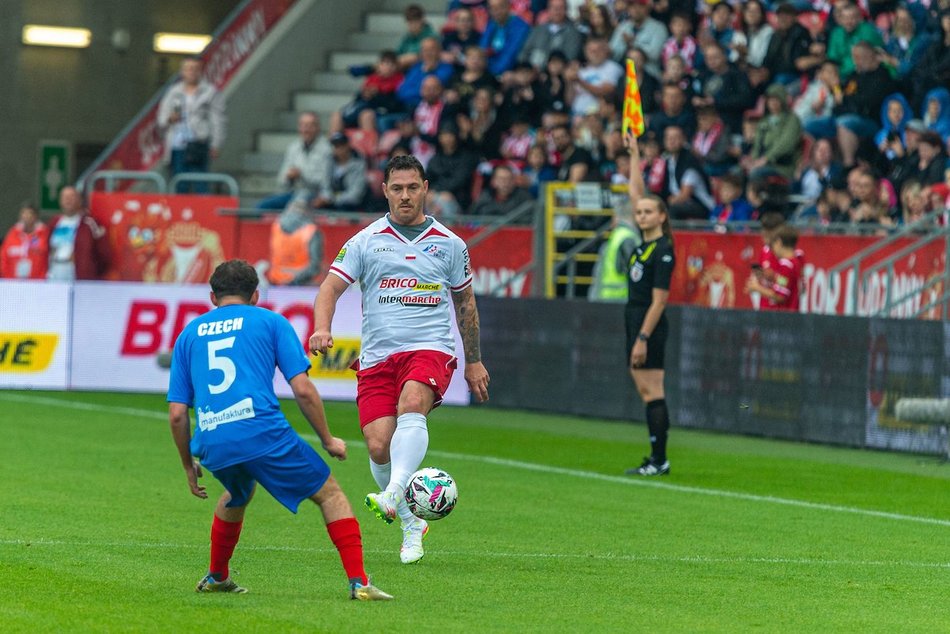 Łódź. Mecz Gwiazd w Łodzi. Na murawie Boniek, Krzynówek, Krychowiak