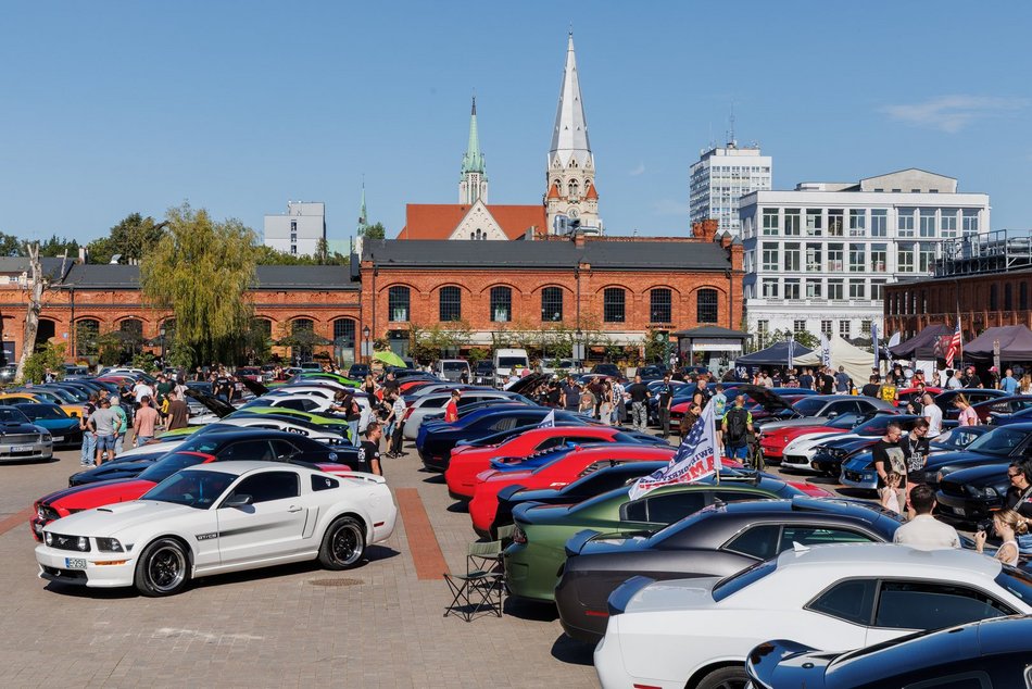 Łódź. Zlot amerykańskich samochodów w Łodzi. Prawdziwe perły motoryzacji