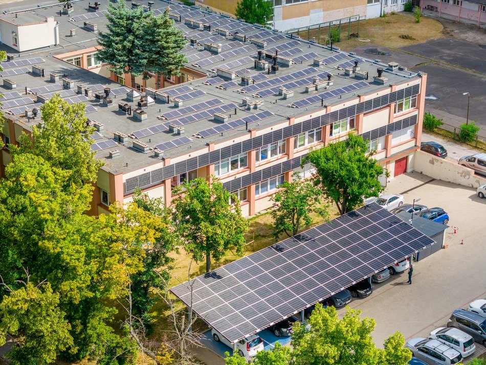 budynek z panelami fotowoltaicznymi