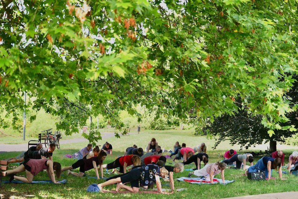Łódź. Joga na świeżym powietrzu. Chętnych w parku Podolskim w Łodzi nie brakowało