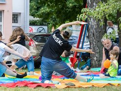 Wesoły Dzień Dziecka na Teofilowie. Szczudlarze, warsztaty cyrkowe, animacje i dobra zabawa!