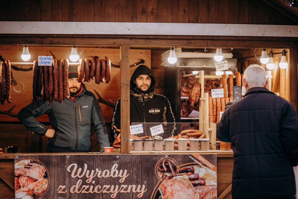 Łódź. Jarmark Bożonarodzeniowy na placu Wolności w Łodzi stoiska, kramy