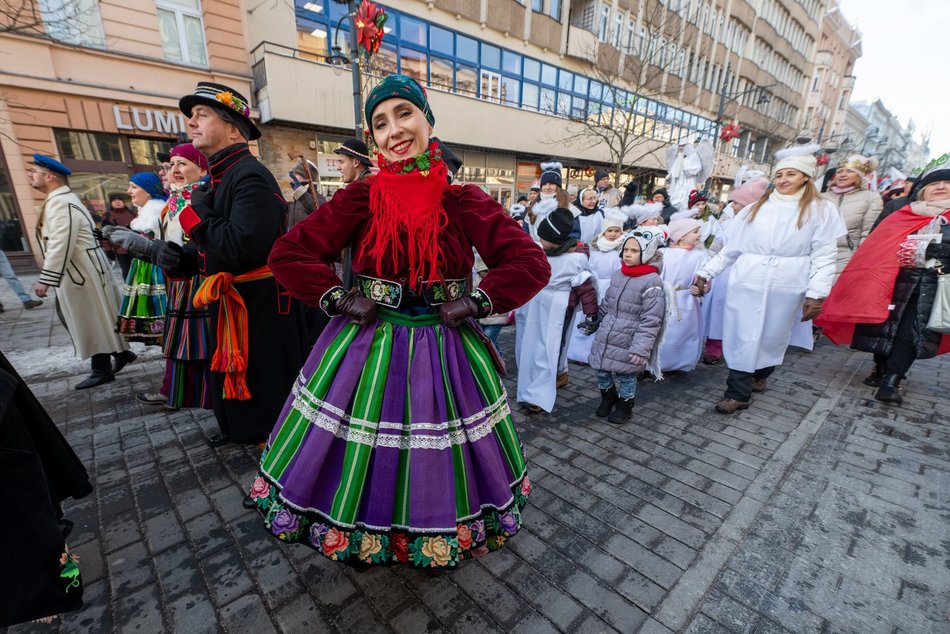 Łódź. Orszak Trzech Króli przeszedł ulicami Łodzi. Radosny pochód przyciągnął tłumy