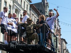 Wielka parada przed meczem Gortat Team vs NATO. Celebryci, żołnierze i sprzęt wojskowy