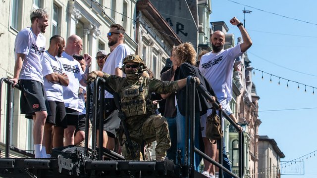 Wielka parada przed meczem Gortat Team vs NATO. Celebryci, żołnierze i sprzęt wojskowy [ZDJĘCIA]