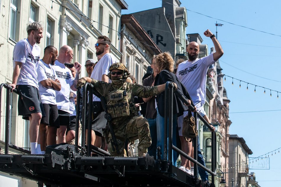 Wielka parada przed meczem Gortat Team vs NATO. Celebryci, żołnierze i sprzęt wojskowy
