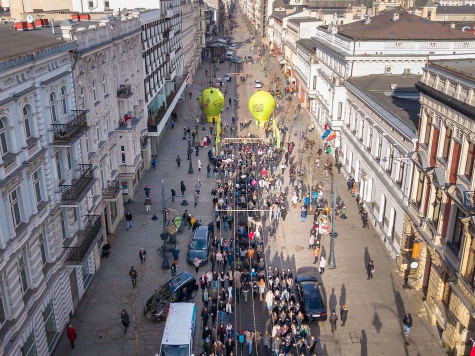 Łódź. Polonez dla Łodzi. Tłumy maturzystów zatańczyły na Piotrkowskiej. Razem z nimi łodzianie!