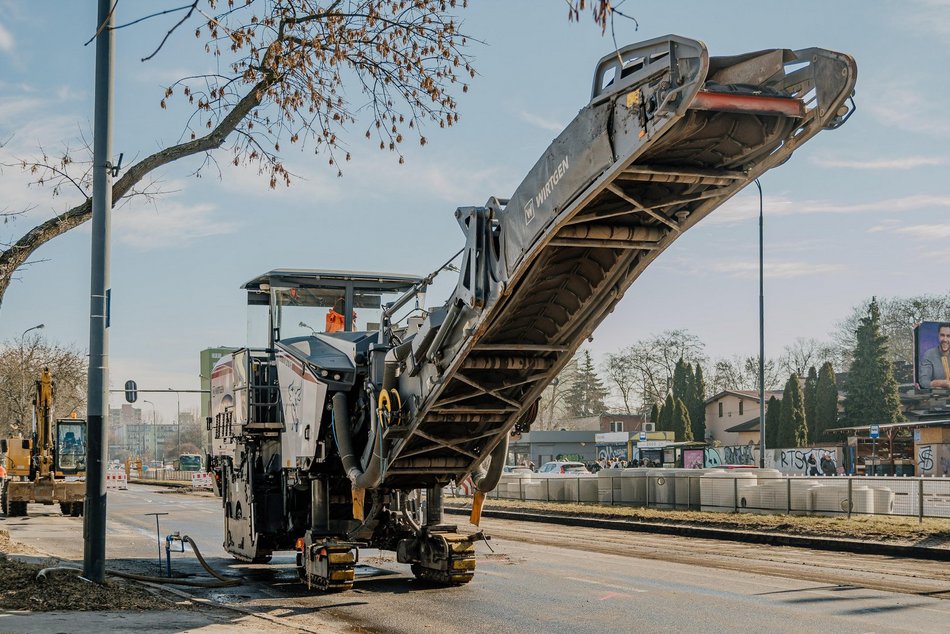 Remont Broniewskiego w Łodzi ruszył pełną parą. Drogowcy pracują nad nowym torowiskiem