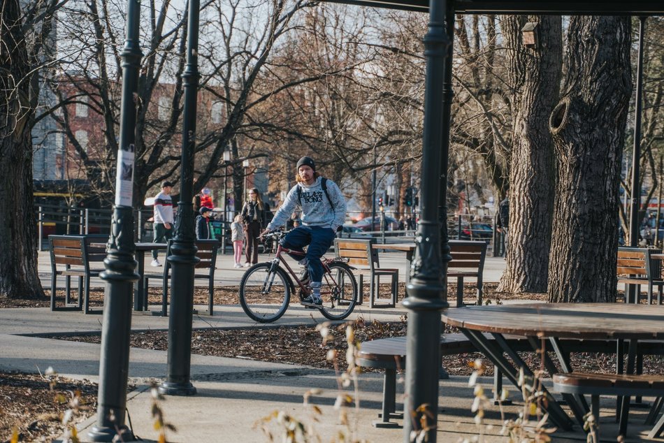 Łódź. Łódź nie tęskni za zimą! Tłumy Łodzian spacerowały po Piotrkowskiej i Parku Staromiejskim