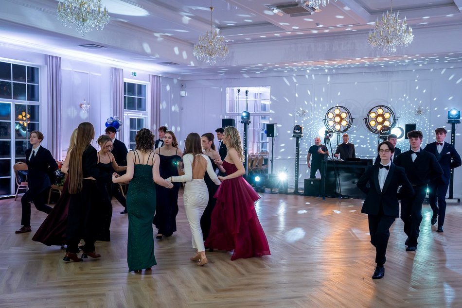 Łódź. Studniówka IV LO w Łodzi. Kreacje, które zapierały dech i radość na twarzach młodzieży