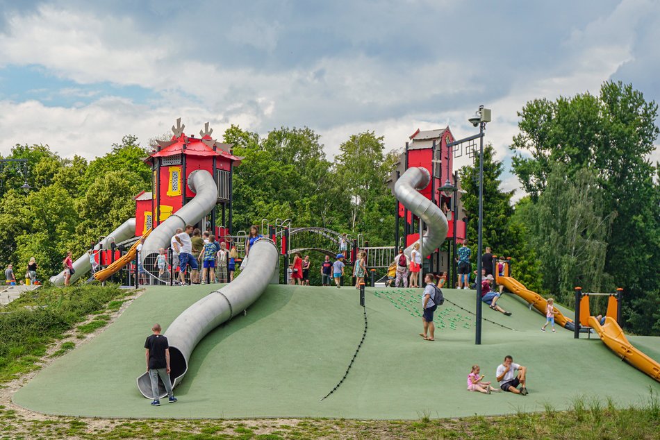 plac zabaw w parku