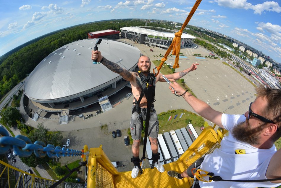 Skoki na bungee przy Atlas Arenie w Łodzi