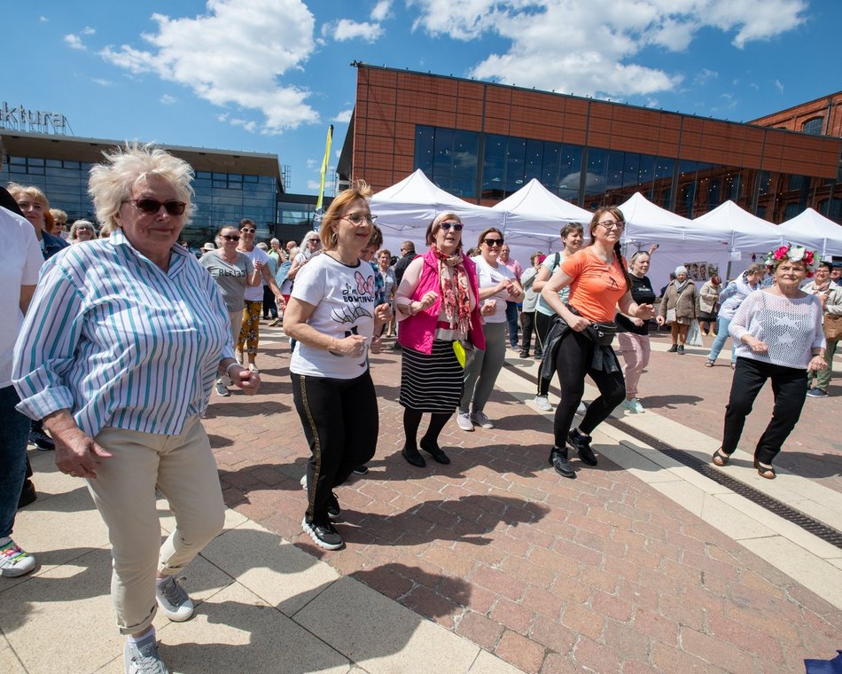 seniorzy tańczą zumbę