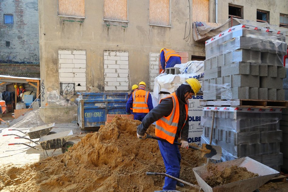 „Brzydkie kaczątko" z Włókienniczej w remoncie. Jedna z ostatnich takich kamienic