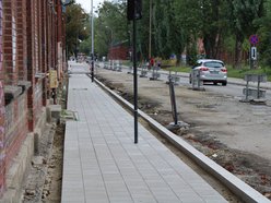 Łódź. Remont Tymienieckiego nie zwalnia tempa. Jest już nowy chodnik, będzie równa nawierzchnia