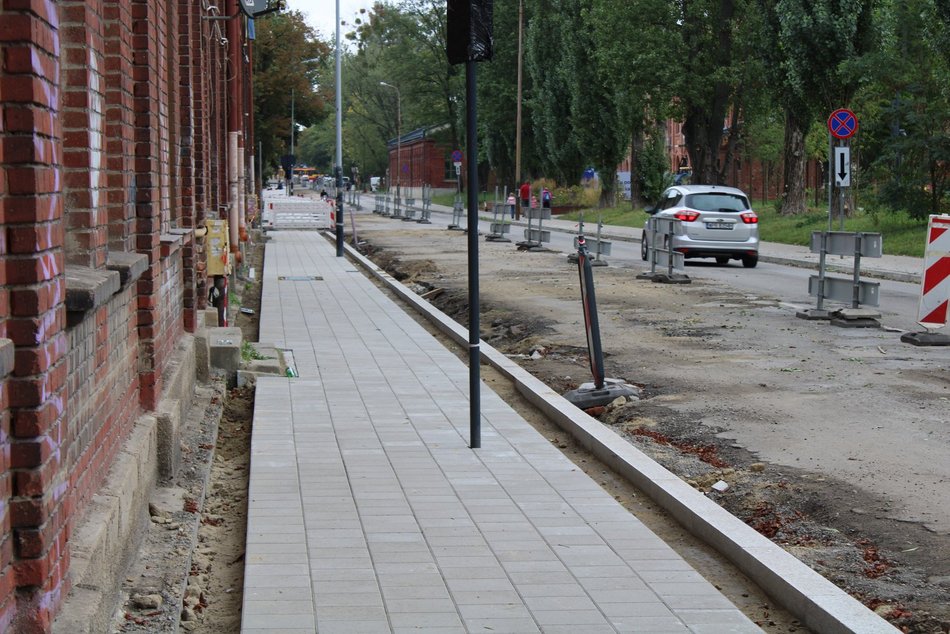 Łódź. Remont Tymienieckiego nie zwalnia tempa. Jest już nowy chodnik, będzie równa nawierzchnia