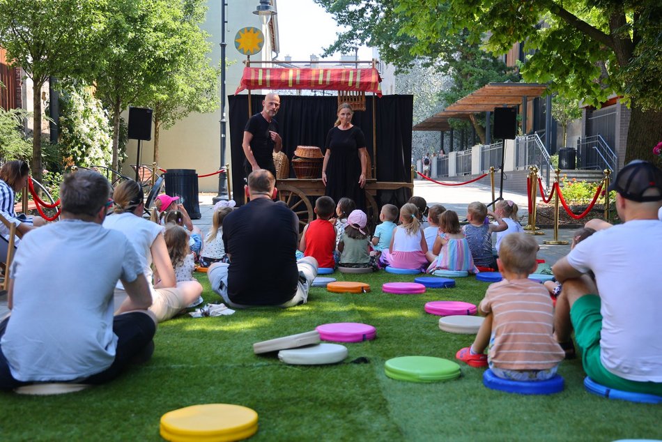 Inauguracja cyklu Baśniowa Piotrkowska. Pomimo upału dzieci bawiły się świetnie