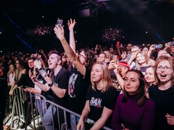 Fani i słuchacze zespołu Bajm podczas koncertu w Atlas Arenie w Łodzi