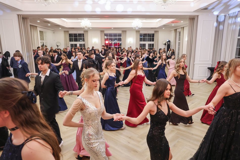 Łódź. Studniówka II LO w Łodzi. Wspaniali maturzyści świętowali w Pałacu Skotniki