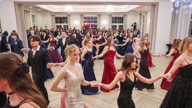 Studniówka II LO w Łodzi. Wspaniali maturzyści świętowali w Pałacu Skotniki! [ZDJĘCIA]