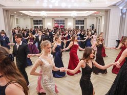 Łódź. Studniówka II LO w Łodzi. Wspaniali maturzyści świętowali w Pałacu Skotniki