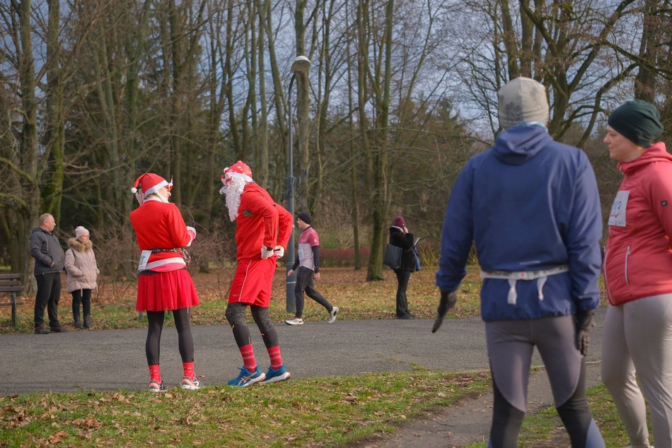 Łódź. Świąteczny bieg w parku Baden-Powella w Łodzi. Wspaniała atmosfera z nutą rywalizacji