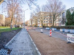 Łódź. Remont Gandhiego w Łodzi. Chodnik gotowy, trwa układanie nowej podbudowy