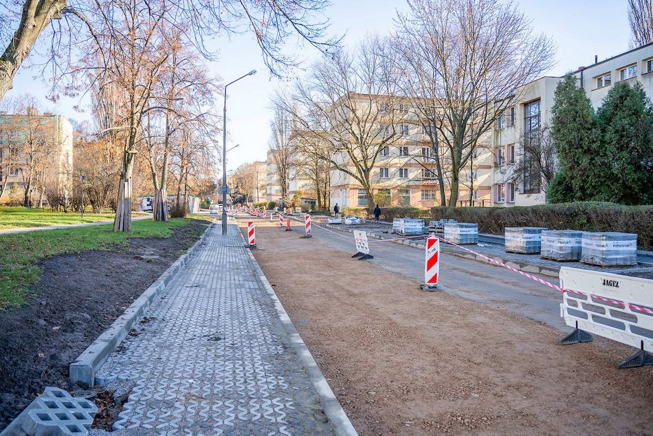 Łódź. Remont Gandhiego w Łodzi. Chodnik gotowy, trwa układanie nowej podbudowy