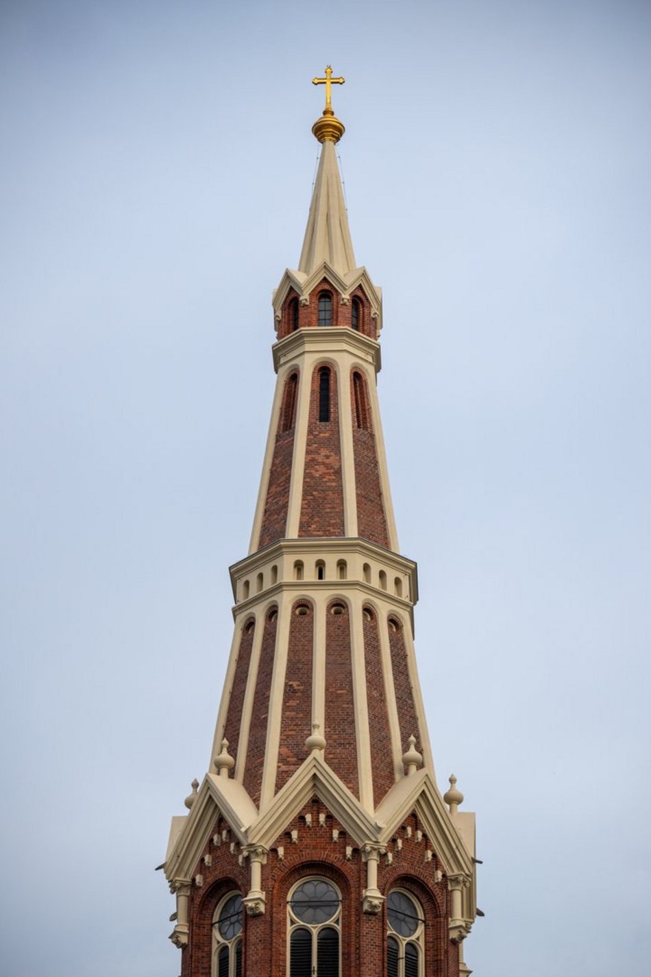 Kościół przy Sienkiewicza w Łodzi po remoncie. Jego wieże znów lśnią