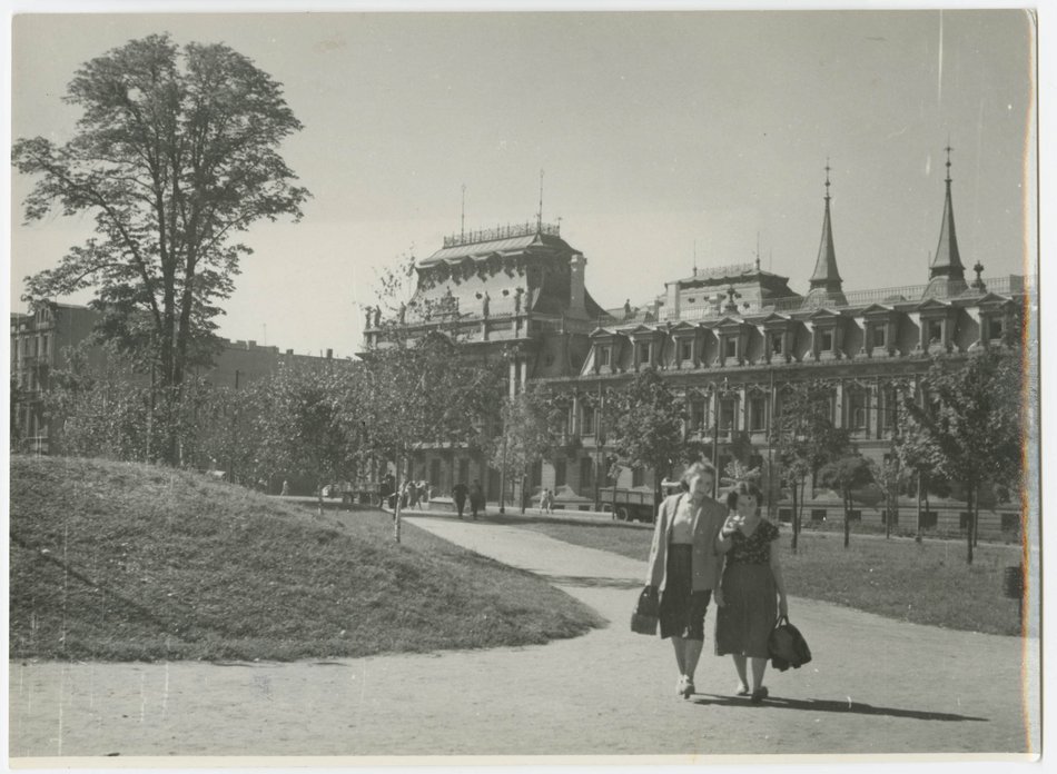 Fotografia przedstawia pałac Poznańskich, mieszczący się na rogu ulicy Ogrodowej oraz Zachodniej od strony parku Staromiejskiego