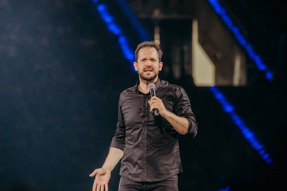 Rafał Pacześ wystąpił w Atlas Arenie. Salwy śmiechu wywołał program „Prokura Tour’a”