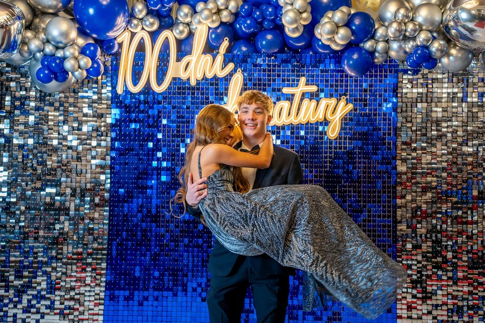 Łódź. Studniówka IV LO w Łodzi. Kreacje, które zapierały dech i radość na twarzach młodzieży