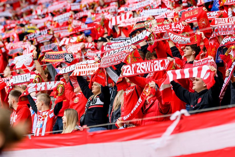 Łódź. Kibice na meczu Widzewa Łódź z Rakowem Częstochowa