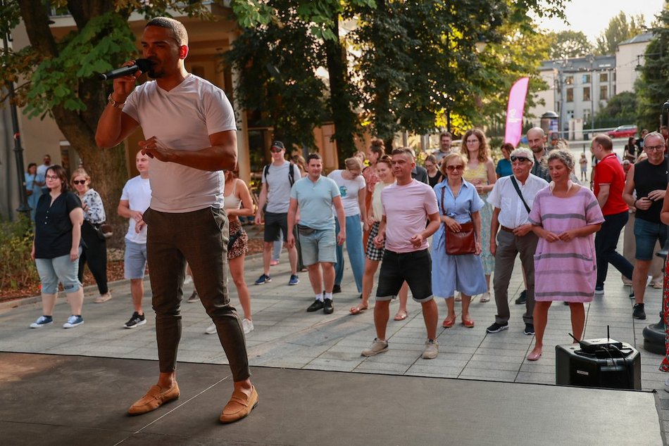 Łódź. Niedzielna potańcówka przy Piotrkowskiej. Taneczny wieczór łodzian