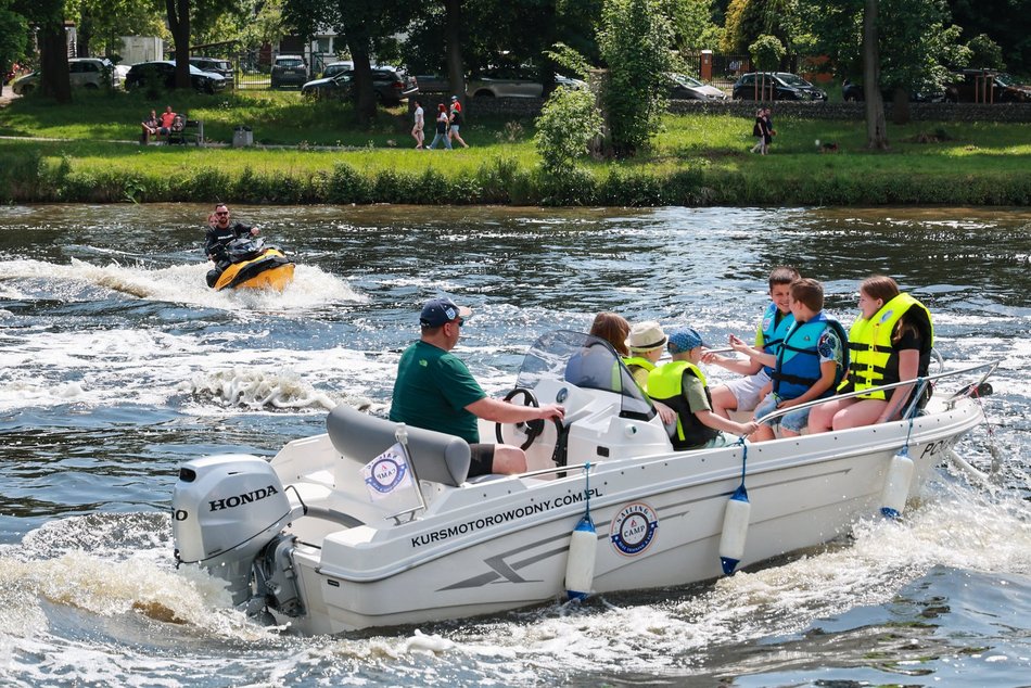 Łódź. Dzień Dziecka w parku na Młynku w Łodzi. Dmuchańce, alpaki i skutery wodne