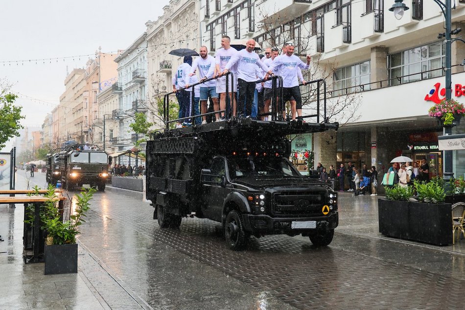 Łódź. Parada przed meczem Gortat Team vs NATO Team