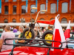 Łódź. Parada maluchów w Manufakturze! Kultowe fiaty 126p ciągle w modzie