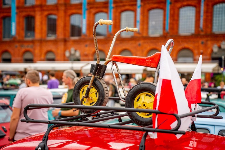Łódź. Parada maluchów w Manufakturze! Kultowe fiaty 126p ciągle w modzie