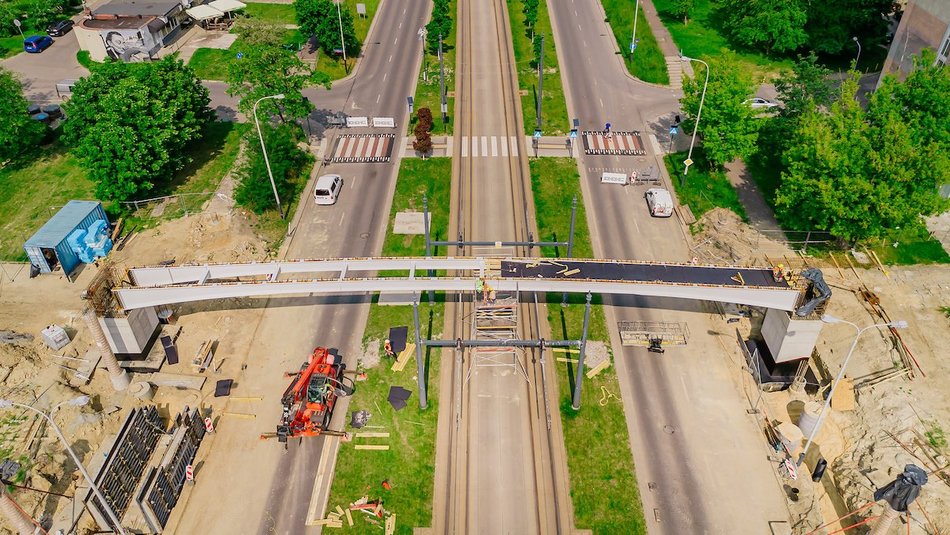 Łódź. Budowa kładek na Wyszyńskiego. Nad ulicą widać już całe konstrukcje